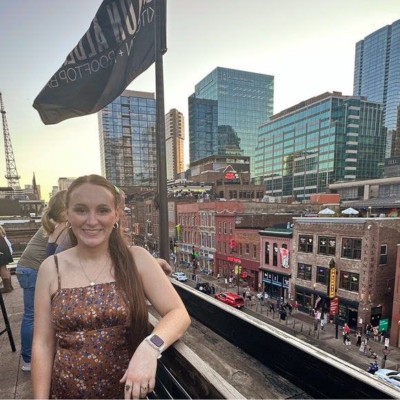 Meet your Posher, Lindsey - Picture 3 of 5